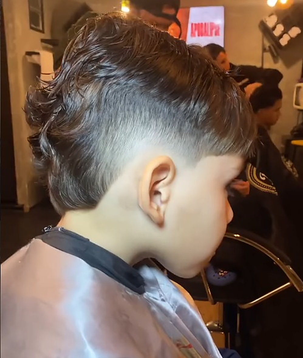 Corte infantil com degradê e acabamento na nuca