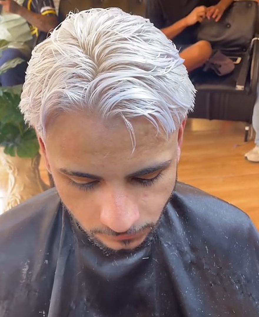 Cabelo platinado com corte moderno e volume no topo